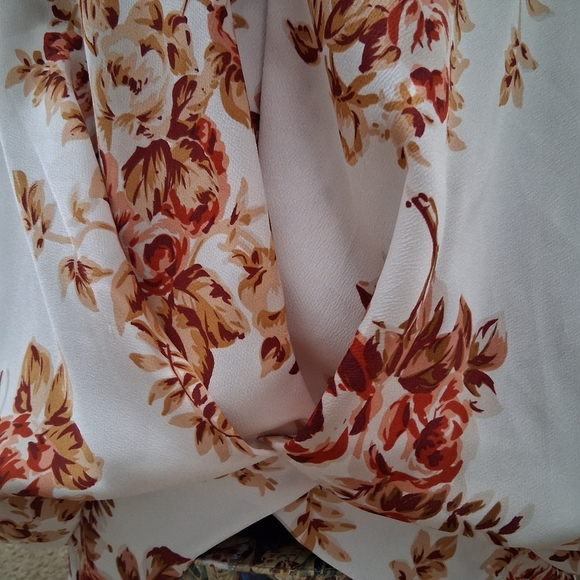 Umgee V Neck Floral Blouse With A Twisted Hemline    Size 1XL - Picture 4 of 14